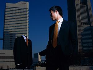 女性のカジュアルスタイルにおしゃれなスニーカー